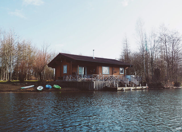 Log House Holidays lakeside cabin retreat in the Cotswolds