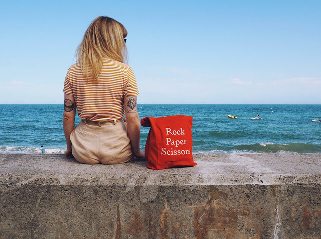 Lyzi Unwin wears a vintage summer outfit and Papersmiths tote bag