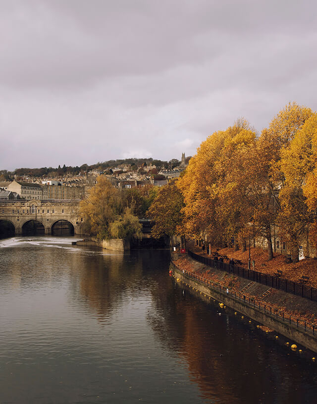 Bridge and river in Bath with autumnal trees