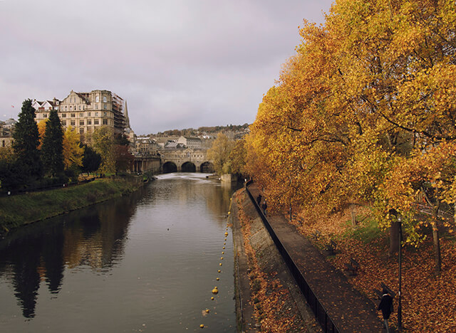 Bridge and river in Bath with autumnal trees