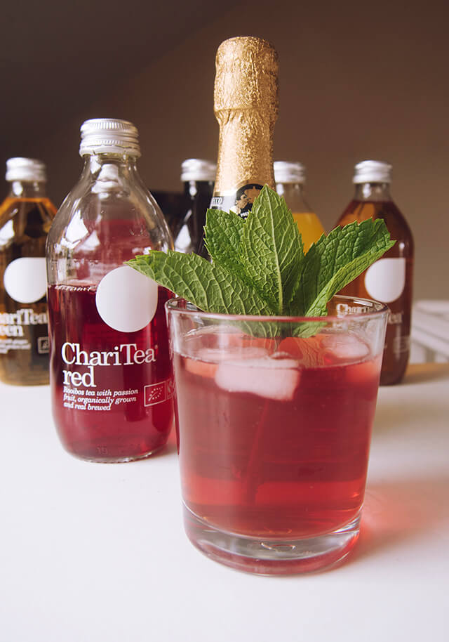 Sparkling white wine spritzer with red Charitea