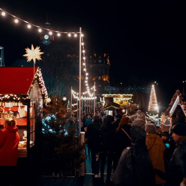 christmas-market-stock-ross-sneddon-unsplash